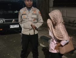 Kapolsubsektor Pegangsaan Tunjukkan Kepedulian, Bantu Lansia Linglung di Jalan Teuku Umar Pulang Ke Rumah