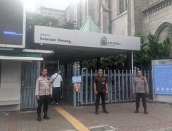 Panit Binmas Polsek Sawah Besar Amankan Dan Berikan Pelayanan Polri Giat Misa Minggu di Gereja Katedral