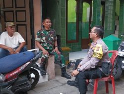 Kolaborasi Polisi dan Ketua RW 08 Kampung Rawa Jaga Lingkungan Kondusif