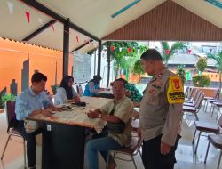 Bhabinkamtibmas Senen Monitoring Pembagian Kartu Lansia di RPTRA Planet Senen