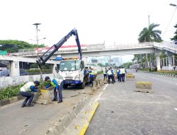 Massa Aksi Rusak Pagar Kawat DPR dan Robohkan Separator Busway, Polisi Ingatkan Tetap Tertib