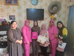 Bhayangkari Ranting Kemayoran Jenguk Putri Anggota Polsek, Wujud Nyata Kepedulian dan Kebersamaan