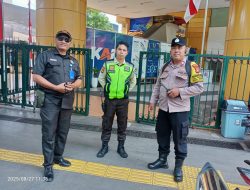 Antisipasi Unjuk Rasa, Bhabinkamtibmas Gondangdia Berikan Himbauan Kamtibmas di Stasiun Gondangdia
