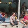 Dekat dengan Masyarakat, Bhabinkamtibmas Aktifkan Cooling System di Kampung Rawa