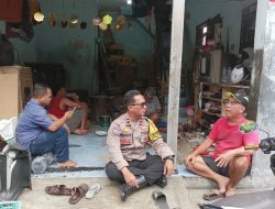 Dekat dengan Masyarakat, Bhabinkamtibmas Aktifkan Cooling System di Kampung Rawa