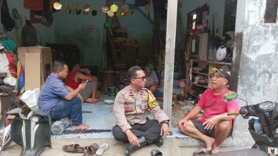 Dekat dengan Masyarakat, Bhabinkamtibmas Aktifkan Cooling System di Kampung Rawa