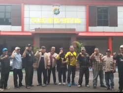 Warga Pegangsaan Bersatu Jaga Polsek Metro Menteng dari Potensi Keonaran