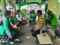 Bhabinkamtibmas Cideng Sambangi Komunitas Ojol di Selter Grab Stasiun Tanah Abang