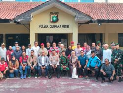 Warga Cempaka Putih Bersatu Jaga Keamanan, Berikan Makanan dan Bunga untuk TNI-Polri