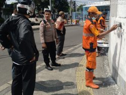 Polsek Metro Menteng Bersama PPSU Bersihkan Vandalisme Provokatif di Jalan Hos Cokroaminoto