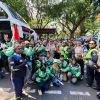 Jaga Jakarta Lewat Aksi Damai, Ojol Bagikan Ribuan Mawar ke TNI-Polri di Monas