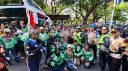 Jaga Jakarta Lewat Aksi Damai, Ojol Bagikan Ribuan Mawar ke TNI-Polri di Monas