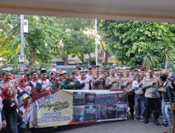 Sinergi Jaga Jakarta, Polsek Senen Bagikan Sembako ke FORKKABI
