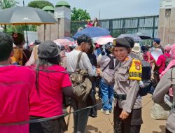 Polwan Polda Metro Bagikan Air Mineral ke Massa Aksi di Depan DPR/MPR