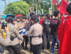 Polisi Bagikan Air Mineral kepada Massa Aksi di Depan Gedung DPR: Wujud Kepedulian dan Simpatik Polri