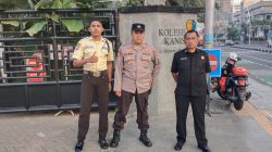 Kapolsubsektor Cut Mutia Atur Lalu Lintas dan Pantau Siswa Kanisius Masuk Sekolah