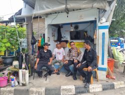 Bhabinkamtibmas Karet Tengsin Sambang Petugas Keamanan Rumah Susun, Imbau Agar Tetap Waspada Gangguan Kamtibmas