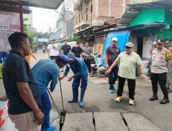 Polri Hadir Grebek Lumpur di Pasar Baru, Warga dan Aparat Bergotong Royong Jaga Lingkungan