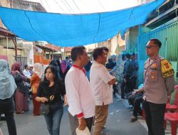 Bhabinkamtibmas Polsek Johar Baru Takziah ke Rumah Ketua RT yang Meninggal, Wujud Kepedulian Polri kepada Warga