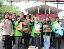 Polres Metro Jakarta Pusat Gelar Pengobatan Gratis dan Bagi Sembako untuk Driver Ojol