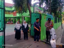 Polisi Hadir di Tengah Aktivitas Pagi, Atur Lalin dan Bantu Siswa SDN Gondangdia 03
