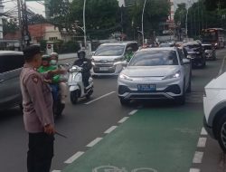 Pelayanan Prima Polri, Kapolsubsektor Cut Mutia Bantu Siswa SMA Kanisius di Pagi Hari