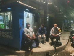 Perkuat Keamanan Bhabinkamtibmas Sambangi Pos Kamling RW. 05 di Pasar Baru