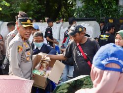 Di Tengah Terik Aksi, Petugas Kepolisian Turun Bagikan Air Mineral dan Roti ke Pengunjuk Rasa