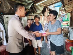 Polsek Sawah Besar Gelar Jum’at Berkah, Bagikan Nasi Kotak ke Warga Karang Anyar