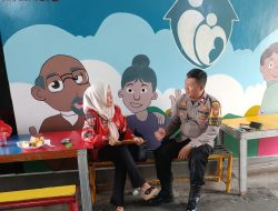 Polisi Sambangi Sekretaris RW 06 Kebon Kacang Sebagai Cooling System Sampaikan Imbauan Kamtibmas