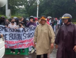 Kapolsek Johar Baru Kawal Aksi Demo dari LHK ke Gedung DPR RI di Tengah Hujan