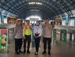 Bhabinkamtibmas Kebon Melati Bersama Patko Lakukan Patroli Sekitaran Stasiun KA Palmerah Sebagai Cooling System