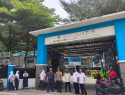 Bhabinkamtibmas Petojo Utara Sambangi SMPN 39, Perkuat Koordinasi dengan Pihak Sekolah
