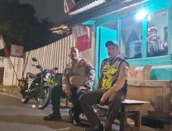 Bhabinkamtibmas Menteng Sambang Satkamling, Ajak Warga Perketat Pengawasan Cegah Kriminalitas