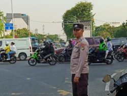 Cegah Kecelakaan Polisi Atur Lalu Lintas Pagi Hari di Sawah Besar