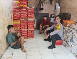 Sambang Sentra Ekonomi, Bhabinkamtibmas Kampung Rawa Ajak Pedagang Waspada Demi Jaga Jakarta Aman