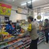 Bhabinkamtibmas Sambang Indomaret di RW 07 Galur, Ajak Karyawan Jaga Kamtibmas