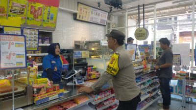Bhabinkamtibmas Sambang Indomaret di RW 07 Galur, Ajak Karyawan Jaga Kamtibmas