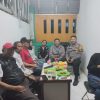 Bhabinkamtibmas Kebon Kacang Jaga Keamanan Bersama Petugas Satkamling dan Warga di Pos Satkamling RW 08