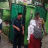 Bhabinkamtibmas Gondangdia Wujudkan Pelayanan Prima, Bantu Siswa SDN Gondangdia 03