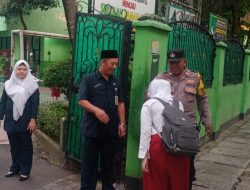 Bhabinkamtibmas Gondangdia Wujudkan Pelayanan Prima, Bantu Siswa SDN Gondangdia 03
