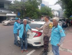 Bhabinkamtibmas Kebon Kelapa Sambangi Juru Parkir di Jalan Batu Tulis Raya
