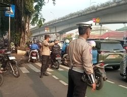 Polisi Sigap Atur Lalin Pagi Hari di TL Galur, Warga Rasakan Aman dan Lancar