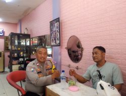 Sambang Di Rumah Warga Mangga Dua Selatan, Bhabinkamtibmas Tekankan Pentingnya Komunikasi