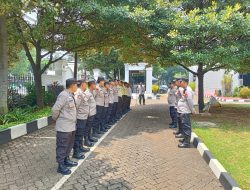 Polisi Kawal Aksi Damai di Depan Kemenag, Dengan Humanis