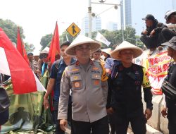 Peringati Hari Tani Nasional, Polisi Potong Tumpeng Bersama Massa Aksi di Jl. Merdeka Selatan Jakarta Pusat