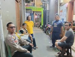 Sinergi Malam Hari: Bhabinkamtibmas Sambangi Pos Kamling RW06 Kampung Rawa