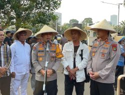 Peringati Hari Tani Nasioal, Polisi dan Petani Potong Tumpeng di DPR