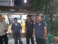 Bhabinkamtibmas Petojo Selatan Sambangi Pos Kamling, Ajak Warga Perkuat Keamanan Lingkungan