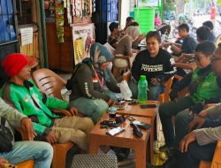 Jalin Keakraban, Bhabinkamtibmas Kemayoran Silaturahmi dengan Komunitas Ojol